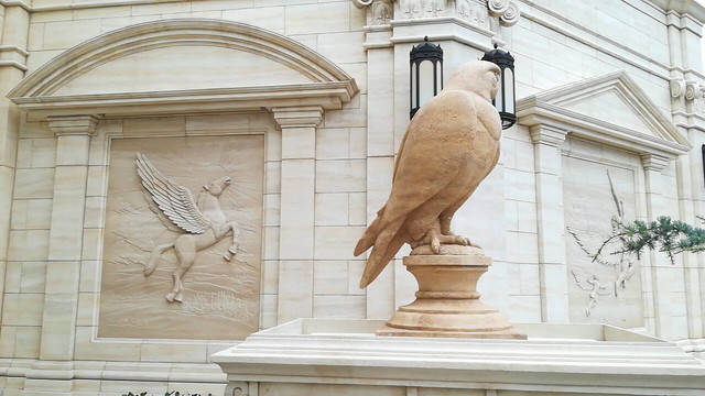 鳥の石像