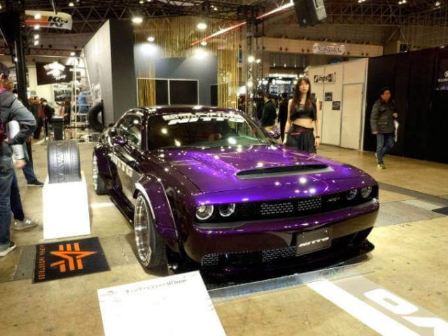 ド紫の車