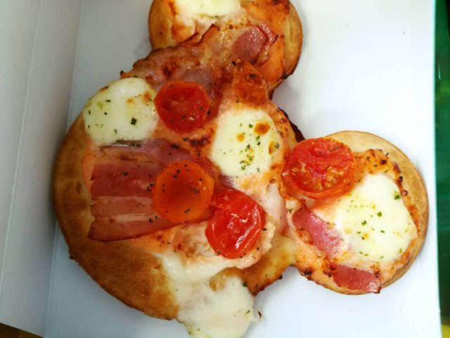 ミニー仕様のモッツァレラチーズとトマトのピザ