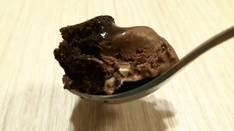ローソン　ゴディバ　ショコラアイスクリームロールケーキ　アイスにはナッツがゴロゴロ