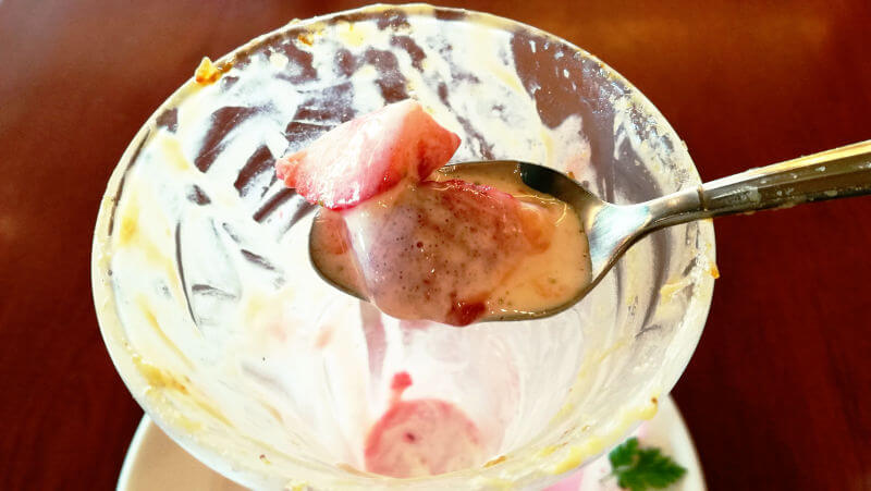 ロイヤルホスト　苺のブリュレパフェ　バニラアイスの層には生イチゴ入り