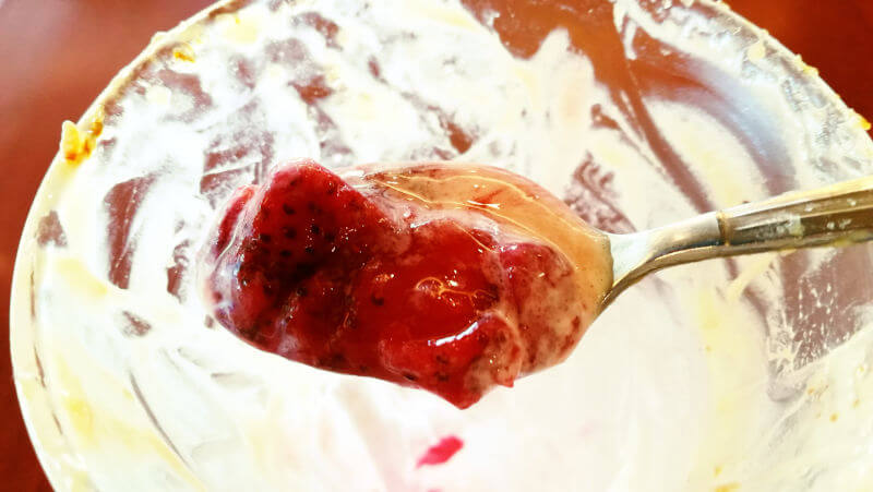 ロイヤルホスト　苺のブリュレパフェ　イチゴのコンポート